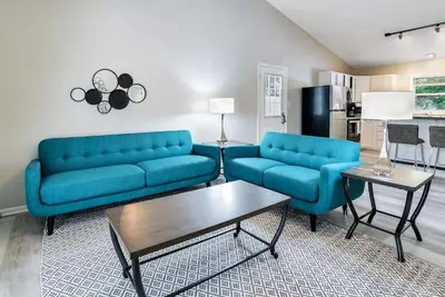 Image de Bring Pets to this Fun South Asheville Hot Tub Townhome