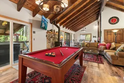 Image de Timberhaus | Hot Tub & Pool Table, 10 Min to Beach!