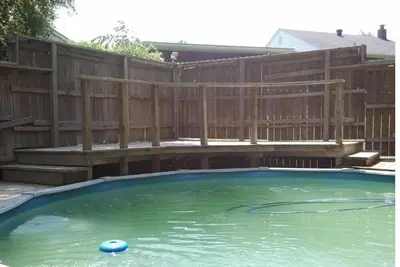 Image de 1 Bedroom Furnished Basement Apartment Close to Phillips 66