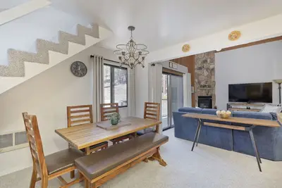 Image de St Anton Condos #30 (2-Bedroom) with Pool by RedAwning