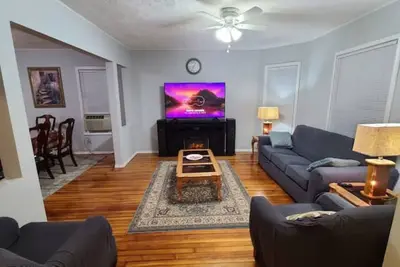 Image de lovely 3 bedroom apartment with indoor electric fireplace.