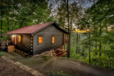 Image de Red Roof Zen - Aska Adventure Area | Mountain View | Dog Friendly | Hot Tub