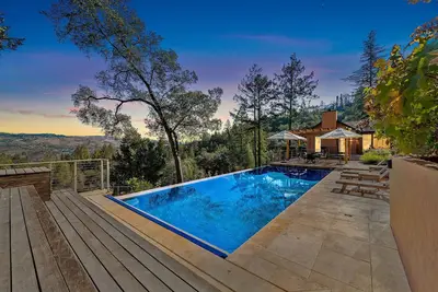 Image de 60-acre Panoramic Napa Valley View Estate with pool, spa, tennis, and gym.
