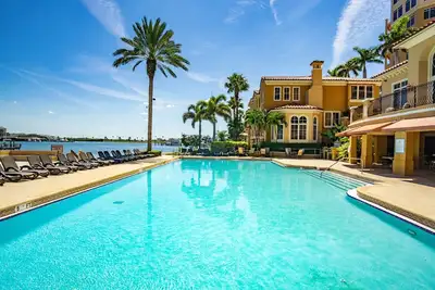 Belle Harbor! 2 Bedroom across from Clearwater Bch