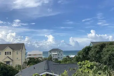 Image de Oceanside house with ocean views - short walk to the beach!