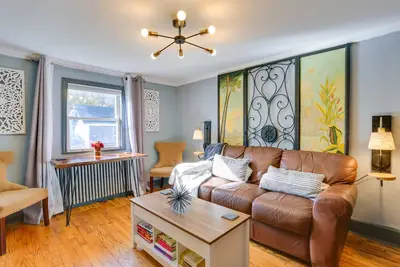 Image de Beacon Apt w/ Patio + Grill; Walk to Main St!