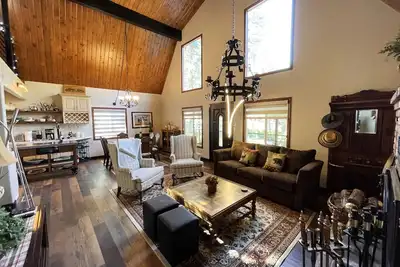 Image de Animal Crossing Retreat - Luxurious Elegant Cabin, Sleeps 10