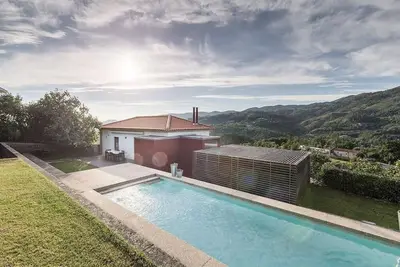 Image de Villa \"Casa de Vilar Peneda GerĂŞs Natura\", vue sur la montagne, piscine, Wi-Fi, jardin et terrasse
