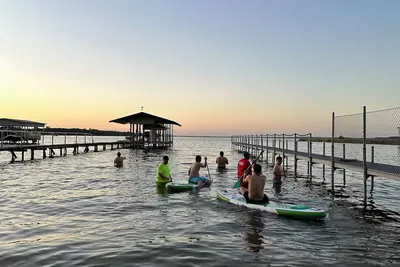 Image de Fun Summer Lake House w/Firepit located in Ft Worth, Beds 18+, next to Marina