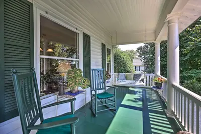 Image de Lush Elkin Home w\/ Porch Views & Pool Table