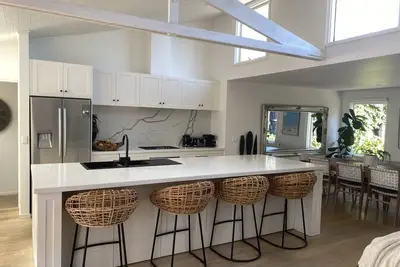 Image de 4 bedroom House with attached 1 bedroom apartment close to river, lake & beach.
