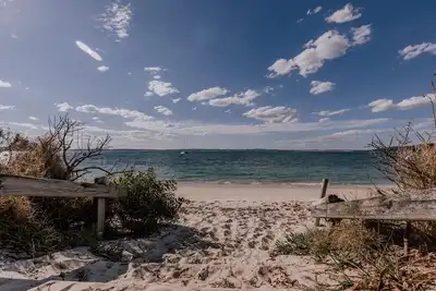 Image de Dante's Haven - Hop, Skip and a Jump to beach. Mid Week Stay Special now on.