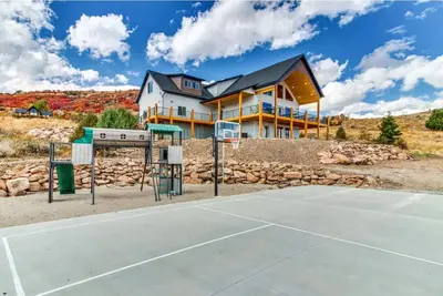 Image de Sleeps 31 guests (34 max), Parking for up to 6 vehicles, 7 bedrooms, 5. 5 bathrooms, 3 levels, App. . .