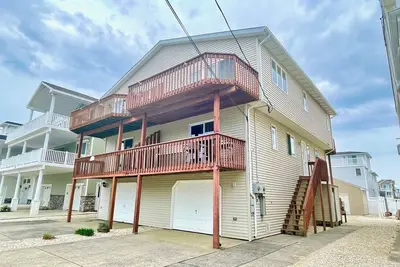 Image de Large slider leading to deck which offers some views of both the ocean and bay! !