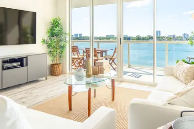 Image de Spacious condo with beautiful water views | Wifi 100+ Mbps