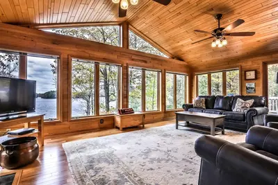 Image de Gorgeous Private Home w\/ magnificent lake views!