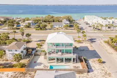 Image de Beautiful Open Concept Home with Private Pool-Steps the Beach!