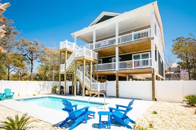 Image de All Decked Out: Spectacular Home with Pool, Elevator, Ample Outdoor Living Space