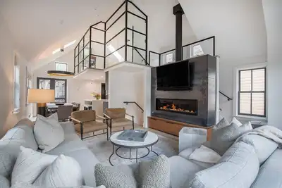 Image de 1st In Line: Mtn. Modern Home, Hot Tub & High End