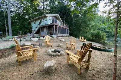 Image de White Mountains Waterfront Chalet w/ Private Beach