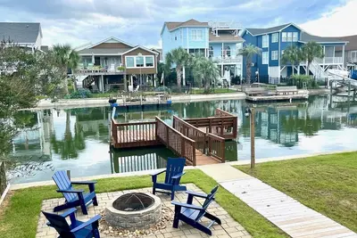 Image de ⭐️Waterfront w/ dock, kayak, bikes, 4 bdrms, porch & firepit! Bring your boat!