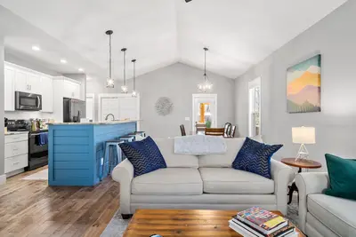 Image de Family friendly home. Ev charger, fenced yard, bocce!