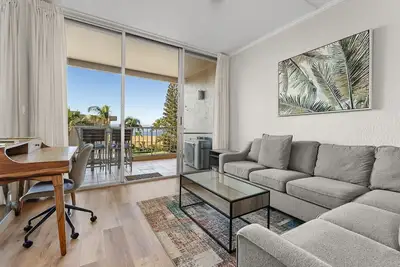 Image de Menehune Shores \"Eagle Nest\" Oceanfront Penthouse