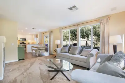 Image de Relax in Gorgeous Wilderness Retreat Steps from Trailhead! Family-size home