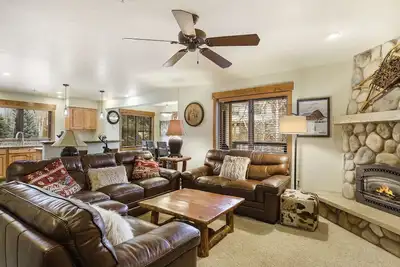 Image de Quiet - Spacious- On Ski Bus Line - Community Hot Tubs - Wd