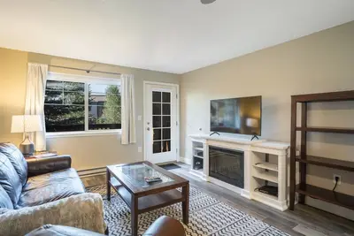 Image de Beautifully renovated 1st floor condo just steps from Wildhorse Gondola