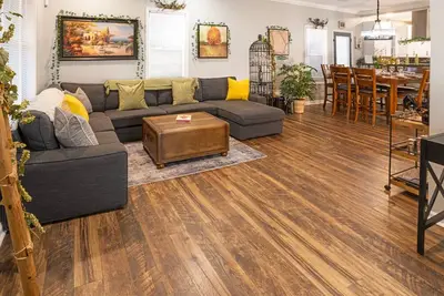 Image de Grill, Fire Pit, 3 Decks, lights on front & back porch seating for 10 people!