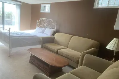 Image de Entire place, Ground level walkout Basement with Huge backyard
