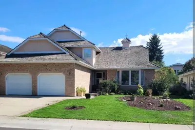 Image de Spacious House with River Valley Right Outside Your Door!