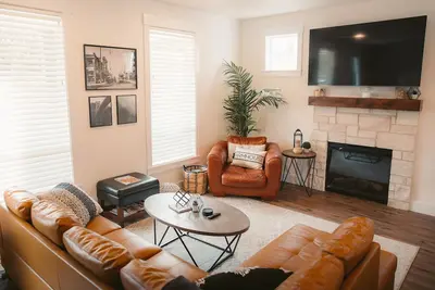 Image de Cozy Modern Farmhouse, King bed, great yard, pets!