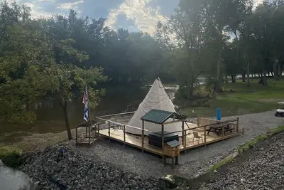 Image de Morels on the Wabash offers Clamping in a Authentic 20 ft Tee Pee - 30x30 deck.
