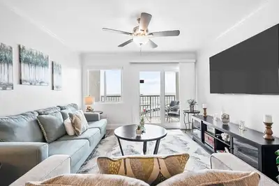 Image de Catch Breathtaking Views of the Gulf and Vibrant Sunsets in 524! ! !