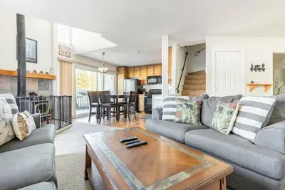 Image de Spv#17-Townhome in town close to restaurants, shops, shuttle & more
