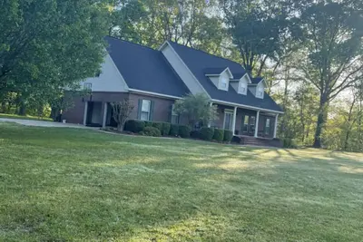Image de Charming 4br Home With Outdoor Living Area That Is Close To It All