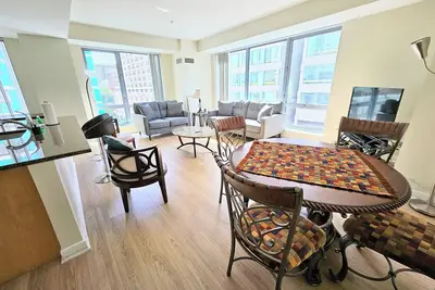 Large 2 Bed/2Bath By Mgh, Washer/Dryer in Suite