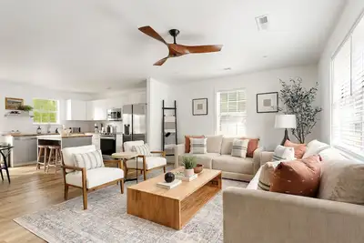 Image de Honey Butter | Chic Coastal Modern