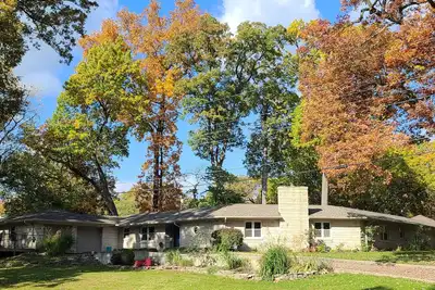 Image de Sprawling mid-century, unique, Spacious & dog friendly home! !
