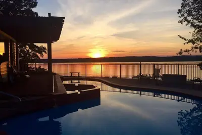 Image de Waterfront:Panoramic Views/Hot Tub/ Pool/Sleeps 16 /Early check in/out off seaso