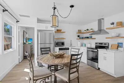 Image de Historic Po Cottage Garden Suite Steps to Beach - Casual Lux Décor - Jensen's \"On the Gulf\" 6
