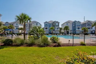Image de \"Fall\" by the Sea: Your Peaceful Getaway Awaits. Relaxing beach walks & sunsets.