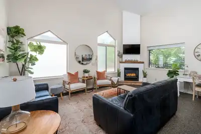 Image de Luxurious Cda Downtown Stay 5-Star, Walk to Downtown & Lake - Garage