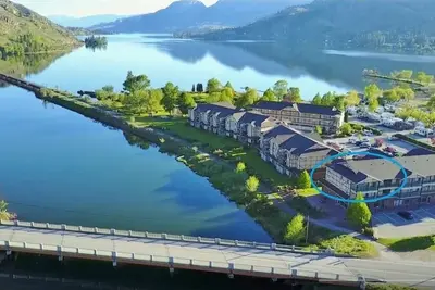 Image de Lakeside corner penthouse 2 bedroom 2 bathroom Sleeps up to 6 & has an elevator.
