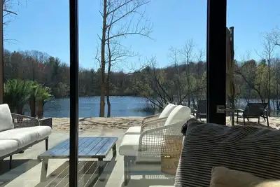 Image de Bright and Airy Lakefront Home with New Pool: Available May-Sep