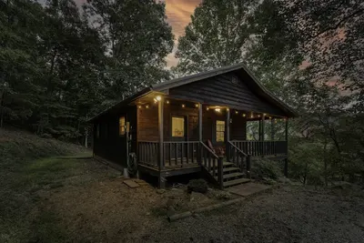 Image de New! Lil' Oak Lodge Escape - Great Location + King Suite!
