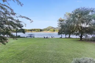 Image de Lake front home