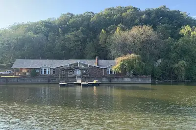 Image de Lake Front Home with 3 steps to water, private dock, quiet cove & flat yard